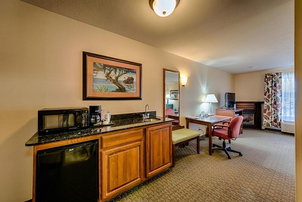 Deluxe King Room interior